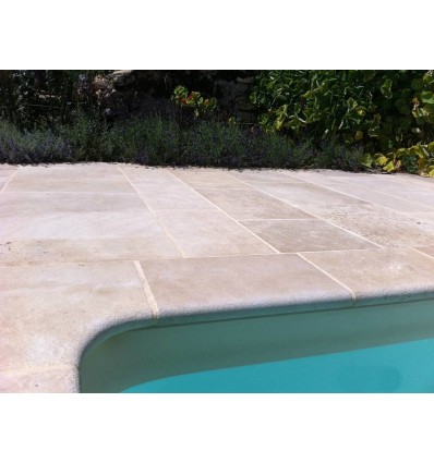 Margelles de piscine d'angle rentrant avec rayon de 15 cm ,en pierre naturelle du Chatillonnais, vieillie